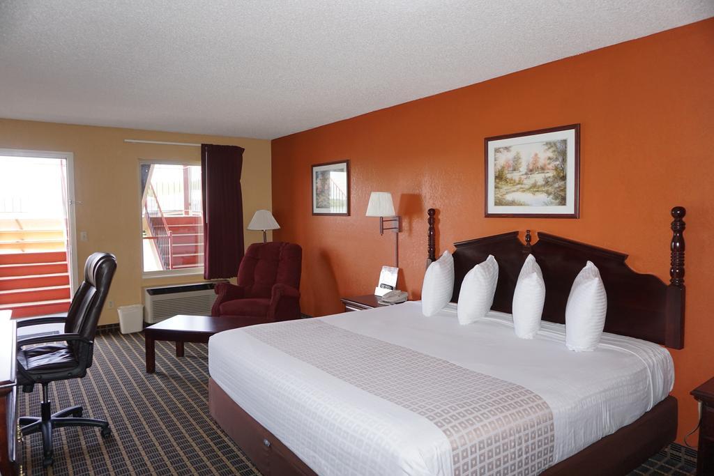 Star Plus Inn & Suites Selmer Екстер'єр фото