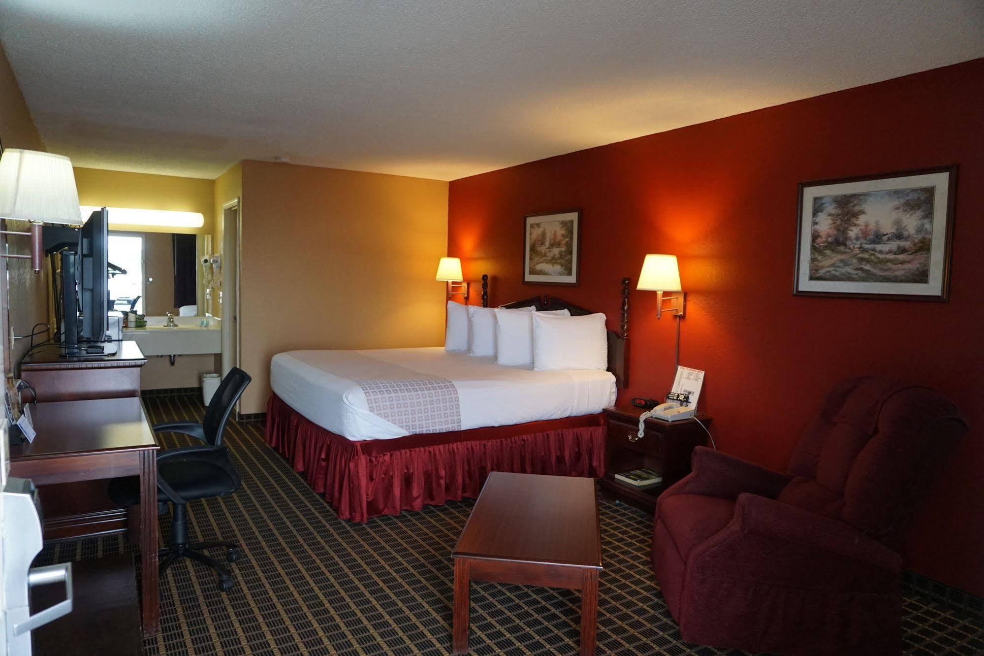 Star Plus Inn & Suites Selmer Екстер'єр фото