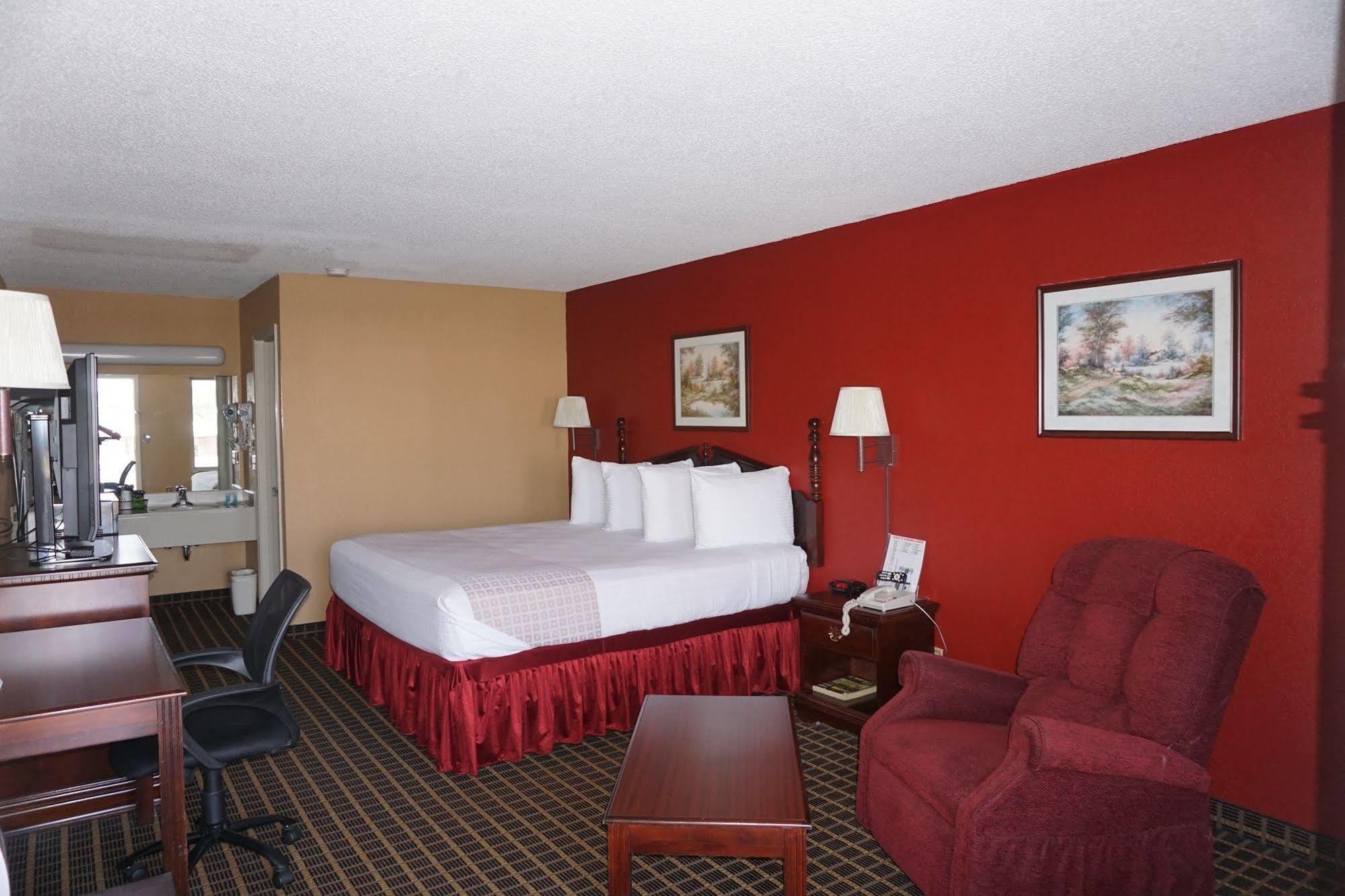 Star Plus Inn & Suites Selmer Екстер'єр фото
